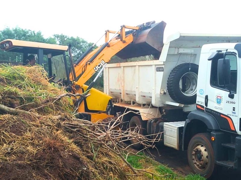 Prefeitura intensifica limpeza urbana e recolhe resíduos em praças do Lina Leuzzi e Jardim América