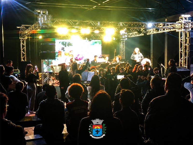 Crianças emocionam mamães em apresentação especial na Noite das Estrelas em Paraguaçu Paulista