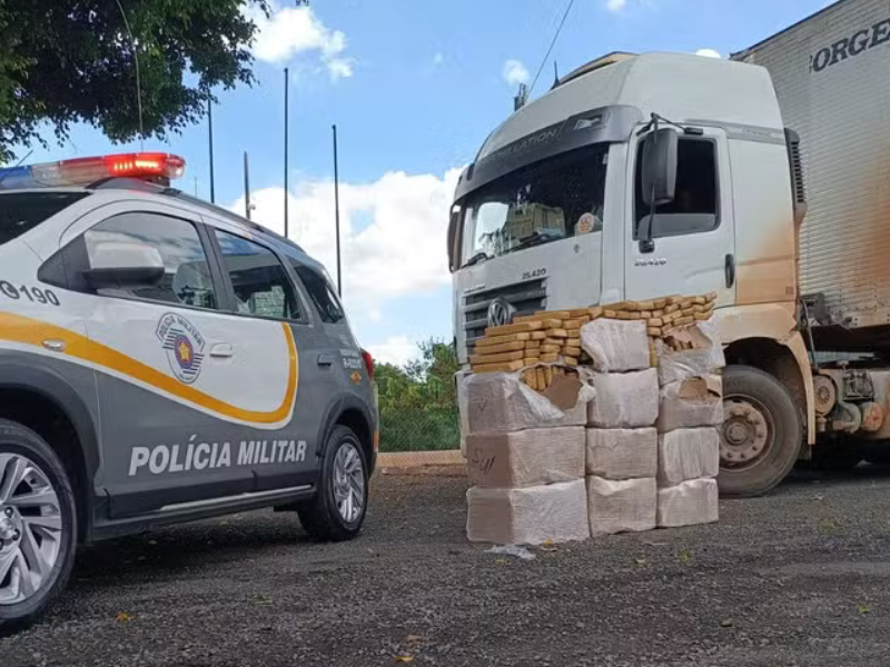 Caminhoneiro abandona carreta com mais de 440 kg de maconha e foge em Palmital pela Raposo