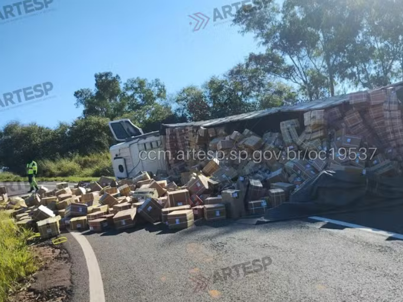 Carreta com 22 toneladas de carga tomba em curva e interdita acesso rodoviário em Rancharia