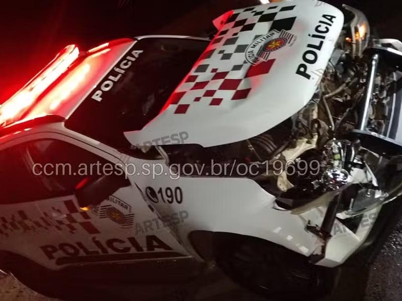 Viaturas da PM colidem na Raposo Tavares durante deslocamento para ocorrência de roubo