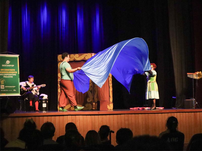 Teatro educativo leva conscientização e aprendizado a mais de 1.200 crianças em Assis
