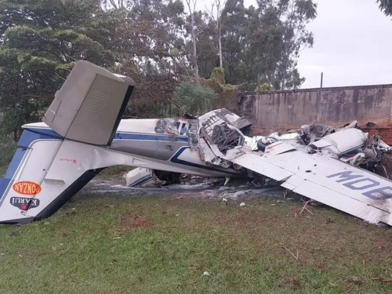 Queda de bimotor deixa dois mortos em Marília