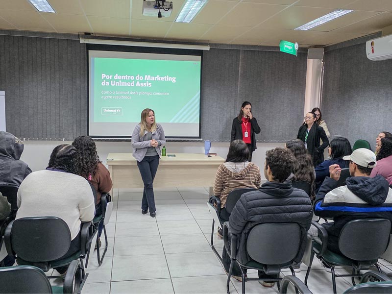 Visita técnica aproxima estudantes da prática do marketing da Unimed Assis
