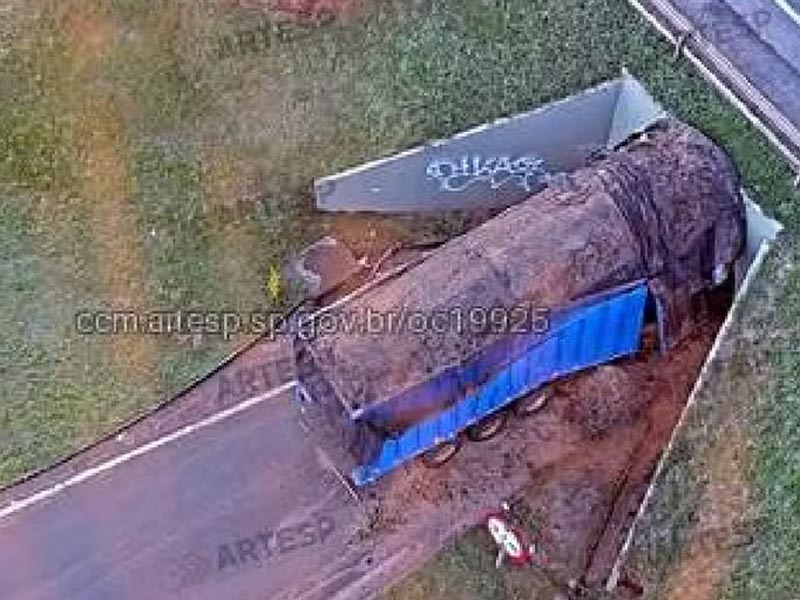 Carreta fica presa sob viaduto e interdita acesso à Rodovia Raposo Tavares por 10 horas em Assis