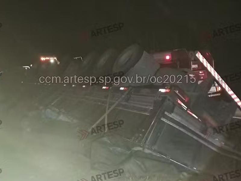Motorista fica gravemente ferido após carreta com cimento tombar na Raposo Tavares, em Rancharia