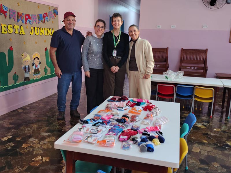 Instituto UniAssis realiza doação de meias e gorros para creche em Cândido Mota