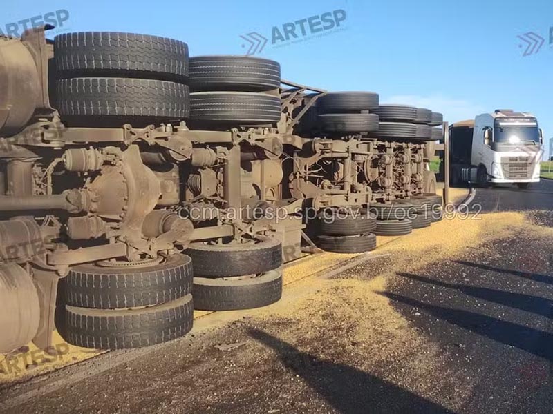 Caminhão tomba em retorno, espalha farelo na pista e interdita rodovia em Quatá