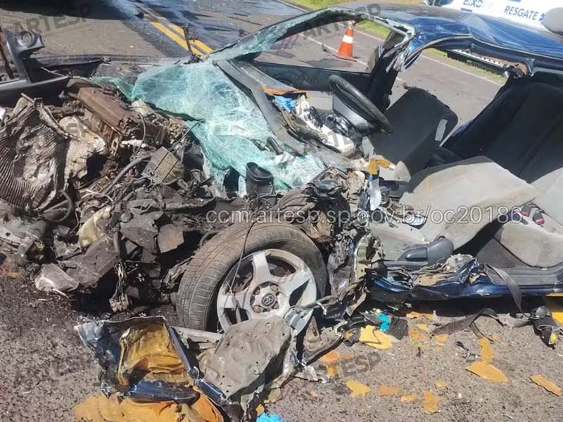 Colisão entre carro e carreta deixa duas mulheres feridas em rodovia de Tupã