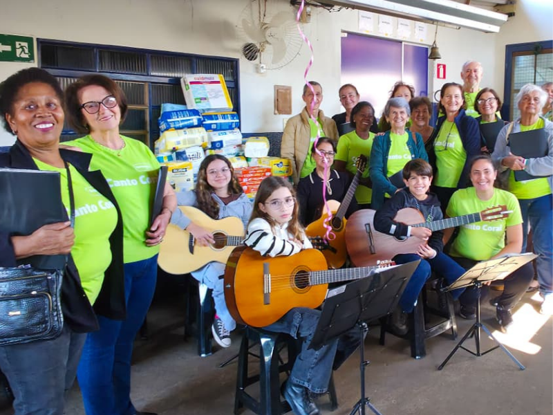 Coral da Unimed Assis promove tarde de música e solidariedade em instituição para idosos