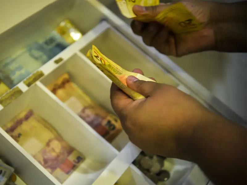 Trabalhadores nascidos em novembro e dezembro recebem abono salarial