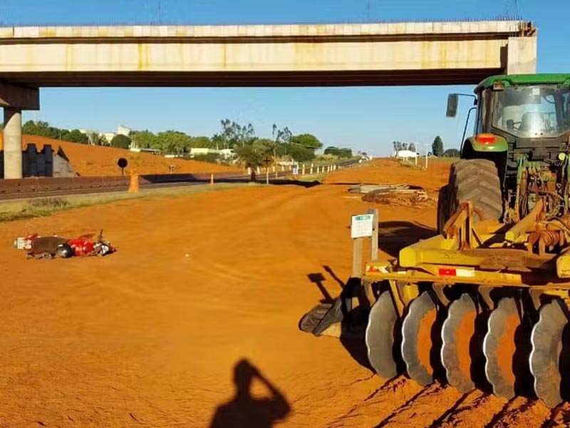 Motociclista morre em colisão com trator na rodovia SP-284