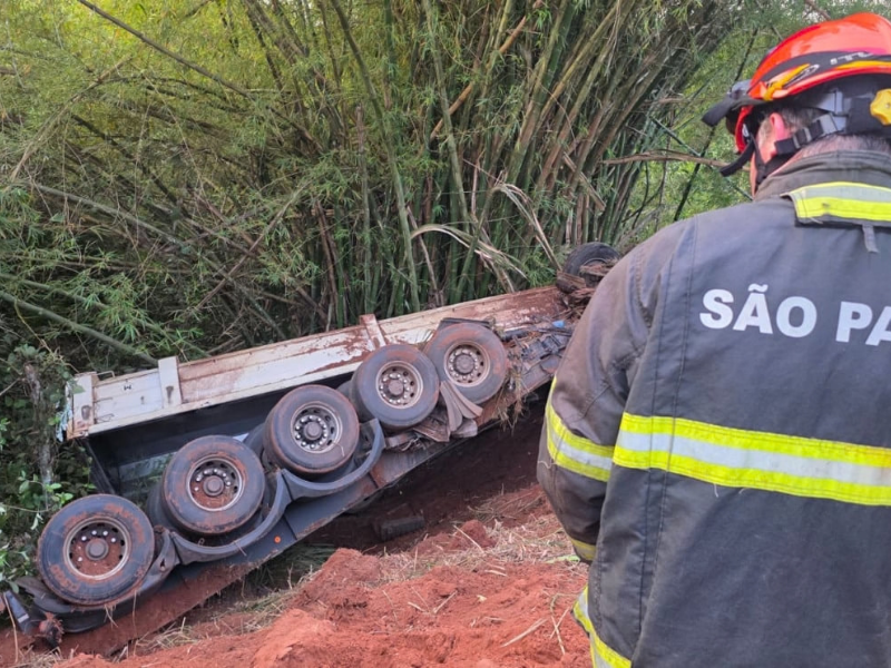 Motorista morre após carreta tombar em estrada entre Borá e Varpa, em Tupã