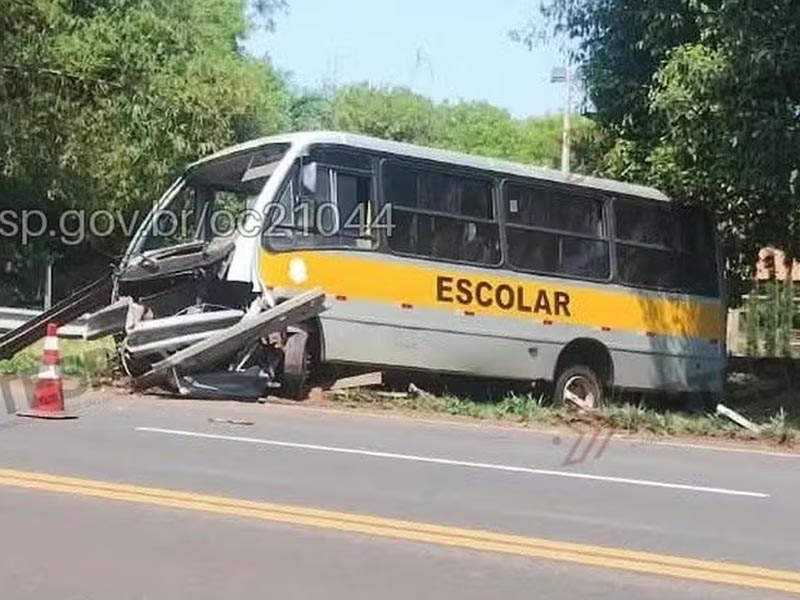 Ônibus que transportava pacientes se acidenta e deixa dez feridos em Tupã