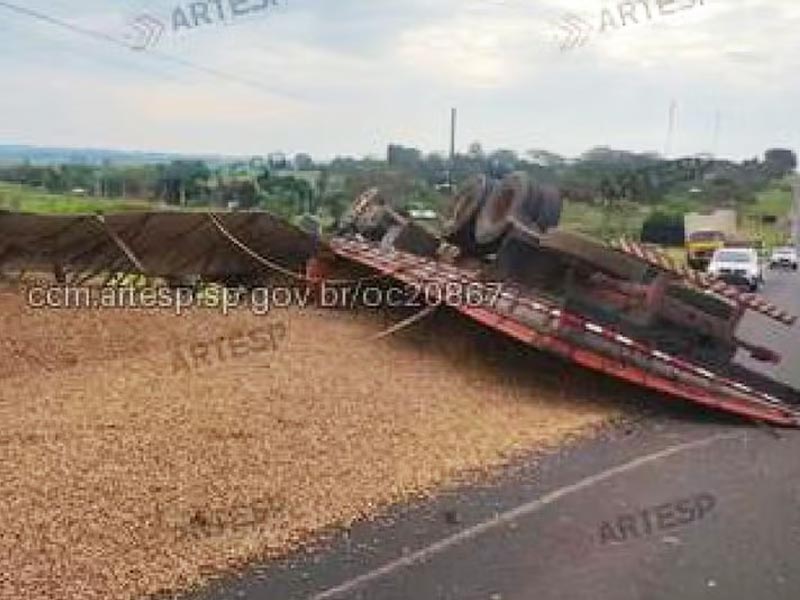 Acidente na SP-294 deixa vítima fatal após veículo invadir a pista contrária
