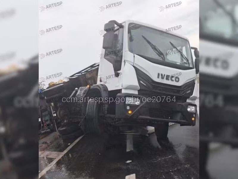 Carreta com carga de congelados tomba e interdita Raposo Tavares em Rancharia