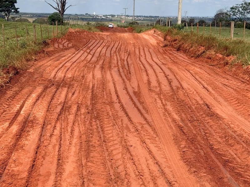 Secretaria de Obras de Paraguaçu reforça manutenção de estrada rural no bairro Brumado
