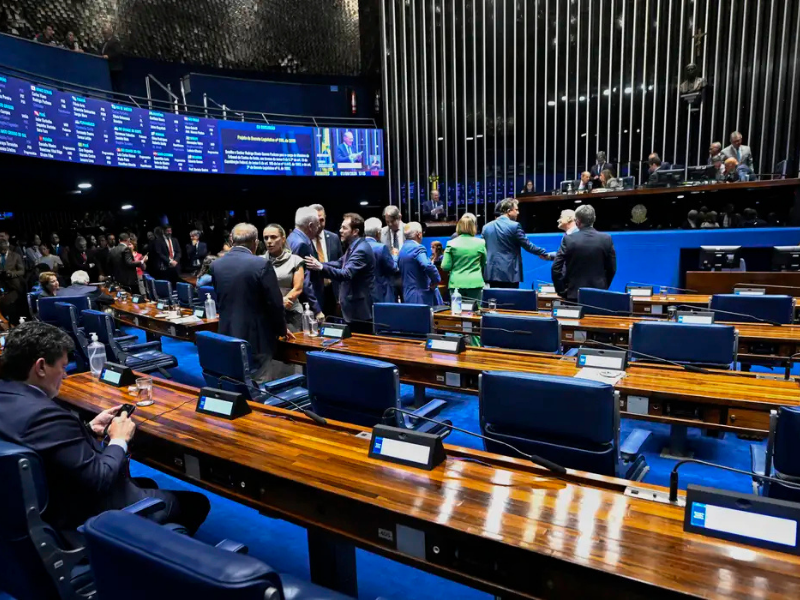 Aziz articula rito especial para levar PEC da escala 6x1 ao plenário