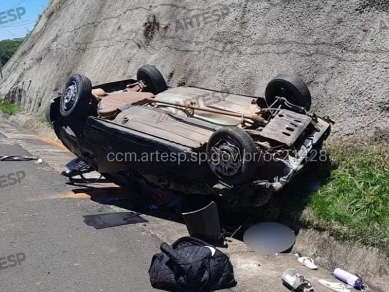 Passageira morre arremessada de carro após capotamento na rodovia SP-333