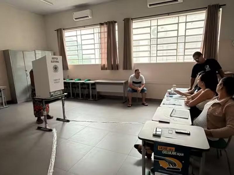 Sem energia elétrica, menor colégio eleitoral do país recorre a baterias para manter votação em Borá