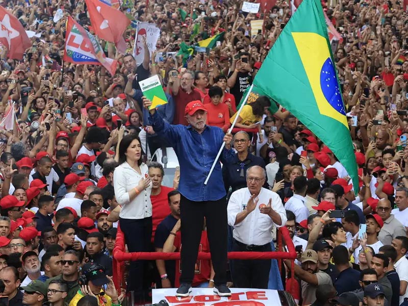 Lula é reeleito presidente do Brasil em virada histórica