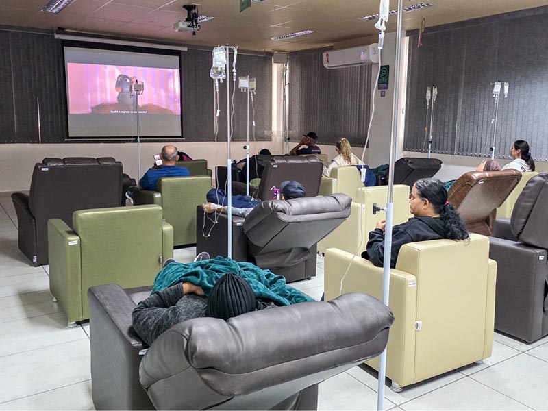 Unimed Assis promove sessão de cinema para pacientes em tratamento infusional